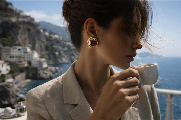 Drew Gold Çerçeveli Organik Kalp Formlu Şık Küpe